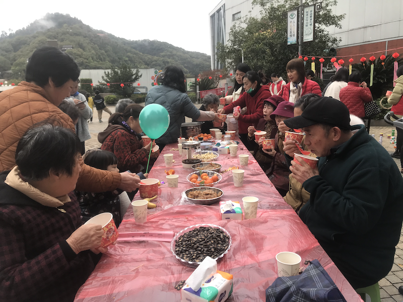 居民們現(xiàn)場(chǎng)邊品湯圓邊開展新春茶話會(huì)_副本.png