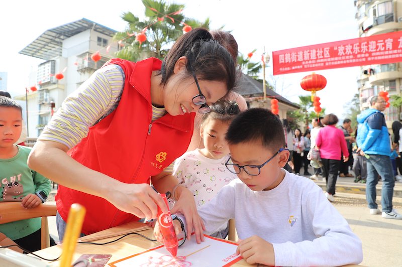 孩子們在志愿者的指導(dǎo),、家長的幫助下,，從零開始，逐步完成了燈籠的各個部分,。（四鶴街道洪志明  拍攝）1_副本.png